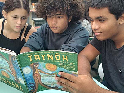Estudantes fazendo uma leitura conjunta em um momento de aprendizado e valorização literária.