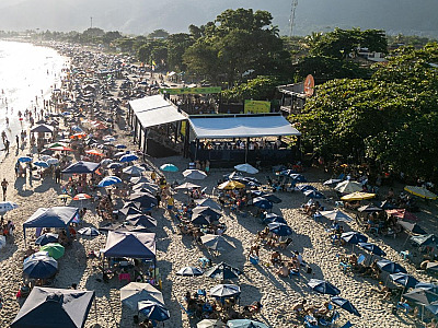 Movimento da praia de Maresias, Costa Sul de São Sebastião, durante feriado prolongado.