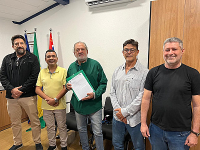 Prefeito Toninho Colucci entrega projeto da LDO 2027 à Câmara Municipal