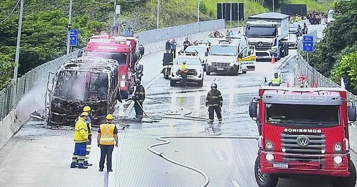 Micro-ônibus é destruído em incêndio na Tamoios nesta sexta-feira