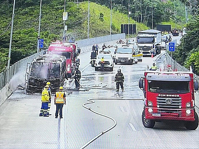 Incêndio foi controlado pelos Bombeiros e Concessionária, mas o veículo foi totalmente destruído.