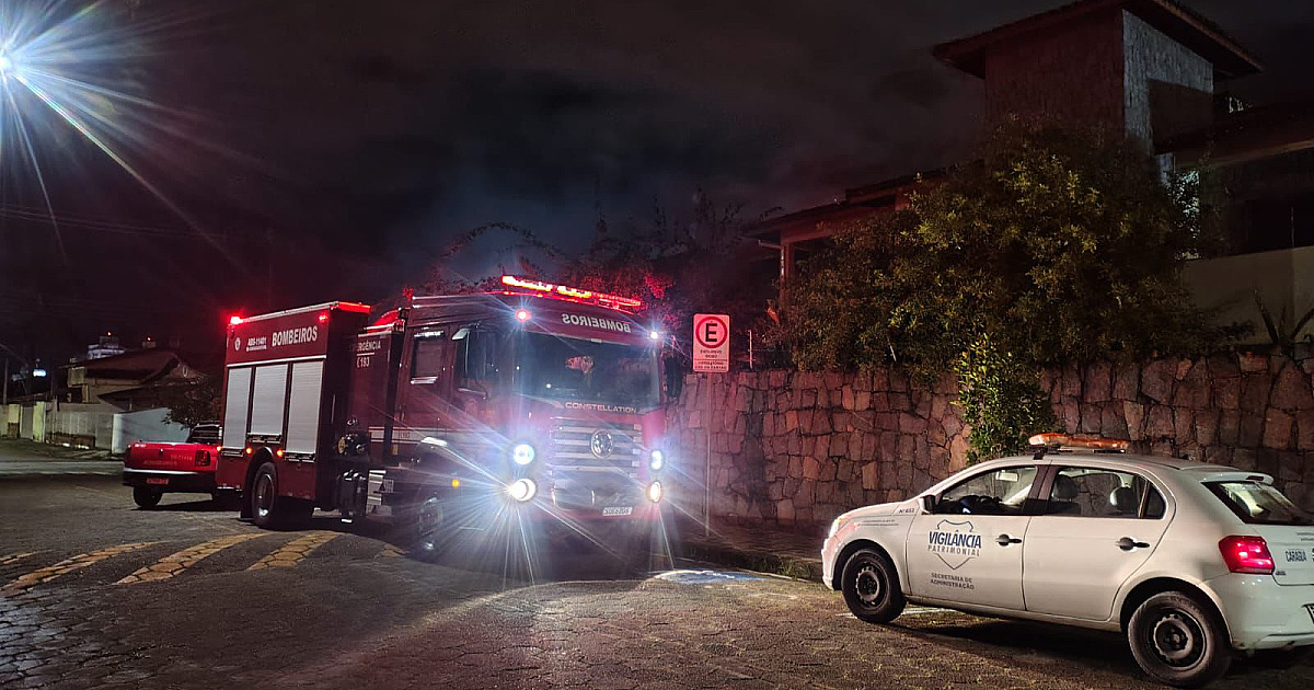 Corpo de Bombeiros combate incêndio em prédio público de Caraguá