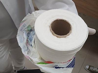 Nas unidades de Caraguatatuba, o material tem sido flagrado sendo manipulado diretamente de sacos plásticos abertos, contrariando as normas de segurança do próprio fabricante.