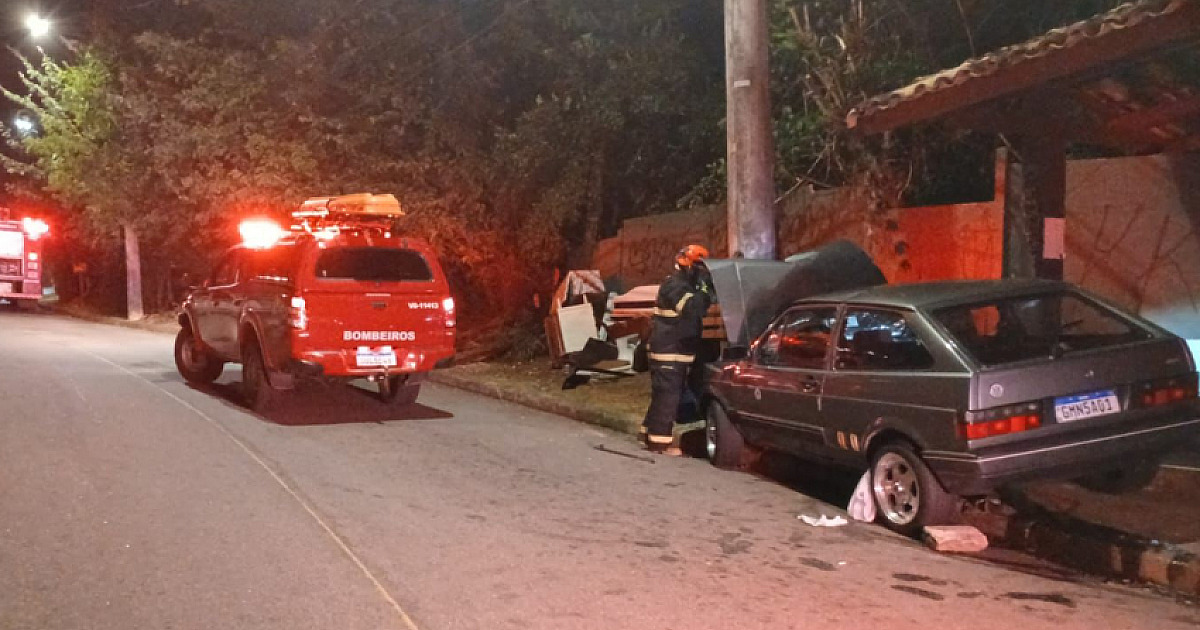 Motorista bate carro em poste em Ilhabela