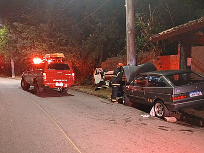 Carro bateu em poste e Ilhabela.