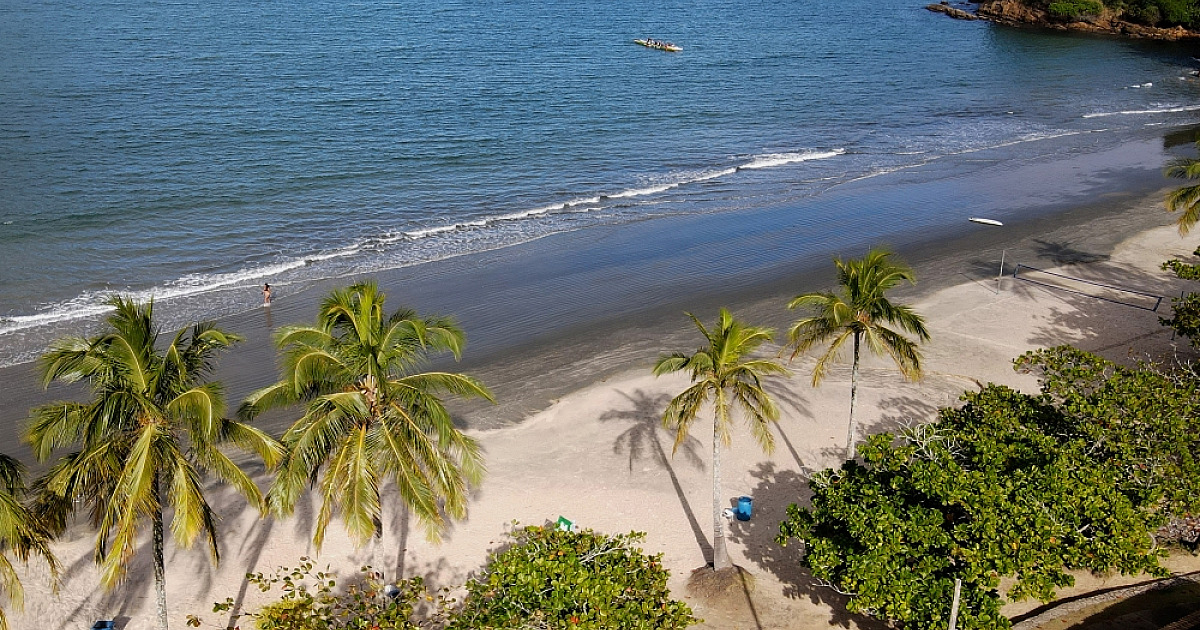 São Sebastião mantém 100% de balneabilidade nas praias e Defesa Civil alerta para ressaca