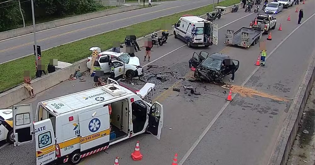 Acidente envolvendo dois carros deixa três feridos no Contorno Sul da Tamoios