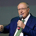Geraldo Alckmin comenta atuação de Flávio Bolsonaro durante agenda em Caraguá
