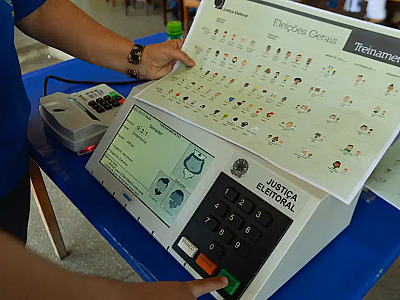 Urna eletrônica da justiça eleitoral brasileira.