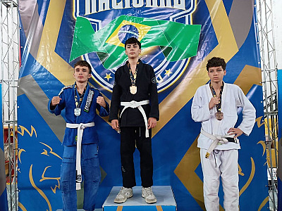 Os atletas treinam com o professor Jonatas Souza e enfrentaram competidores de diferentes cidades ao longo do campeonato.