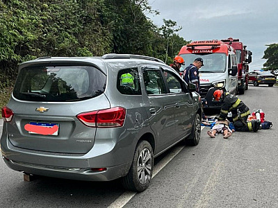 O Corpo de Bombeiros foi acionado e o encontrou preso sob o veículo envolvido no acidente.