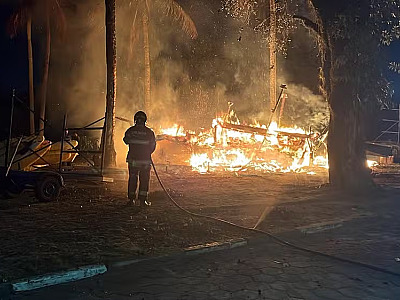 Embarcação foi totalmente destruída pelo incêndio.