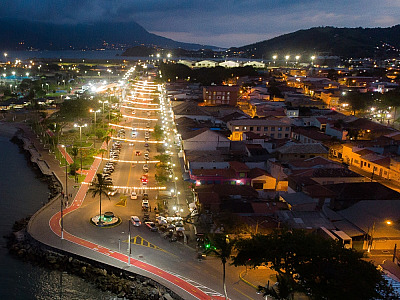 A iniciativa prevê a substituição integral das luminárias convencionais por tecnologia LED.
