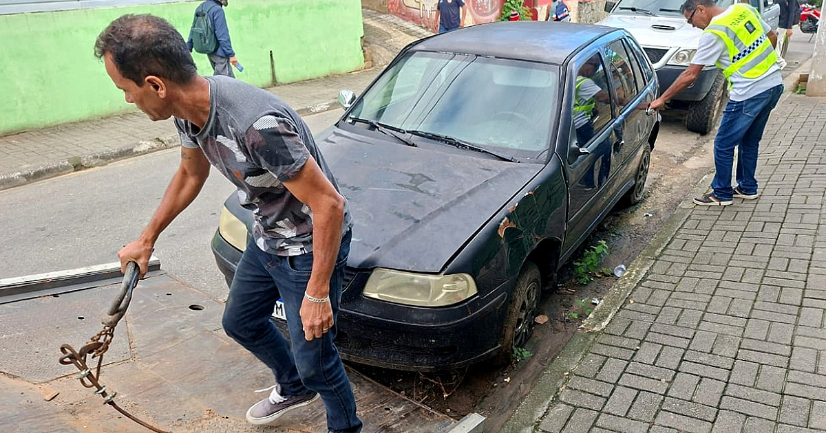 Prefeitura de Ilhabela intensifica reordenamento urbano com remoção de veículos abandonados