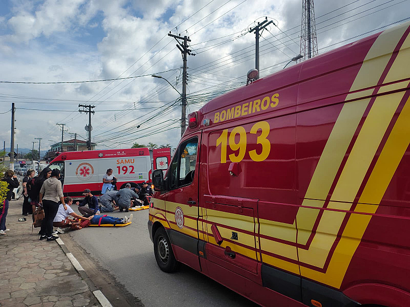 Mulheres de 20 e 27 anos ficam feridas em acidente de moto em Caraguá