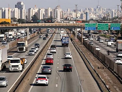 550 mil veículos devem utilizar a via Dutra nos dias de saída para o feriado.