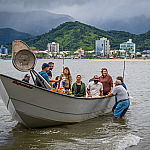 27º Barcos ao Mar celebra cultura caiçara e reúne comunidade pesqueira no Camaroeiro